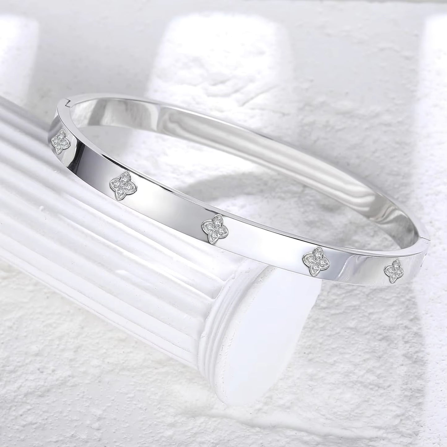 Clover Stones Bangle